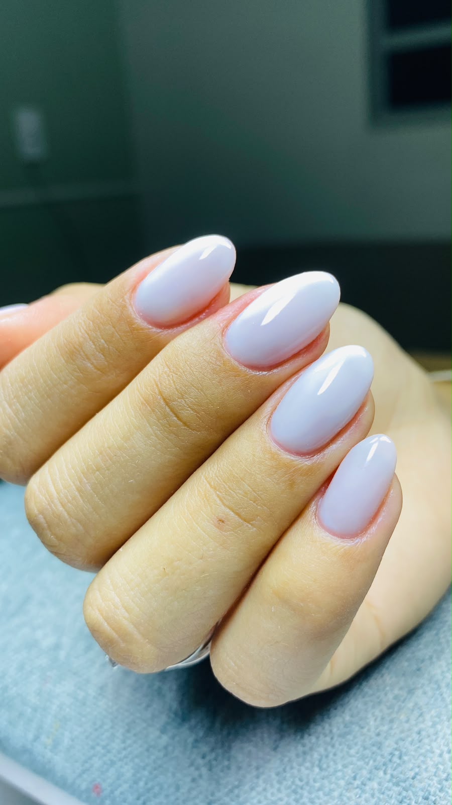 Unhas de gel claras com acabamento delicado