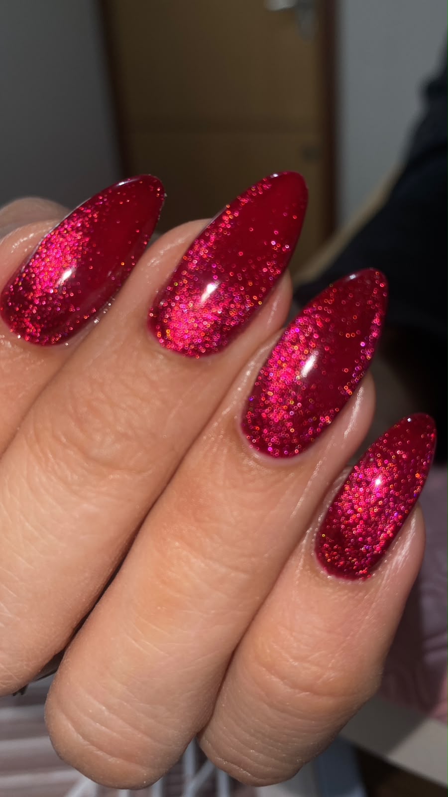 Unhas de gel vermelhas com acabamento brilhante